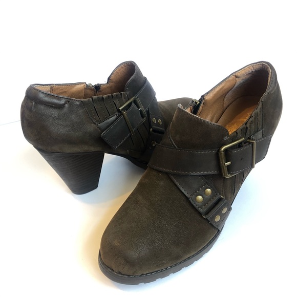 CROWN VINTAGE BOOTIES SIZE 9.5 buckle zip heels